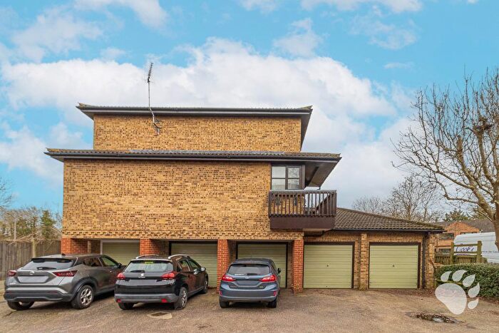 2 Bedroom Flat For Sale In Courtney Park Road, Langdon Hills, SS16