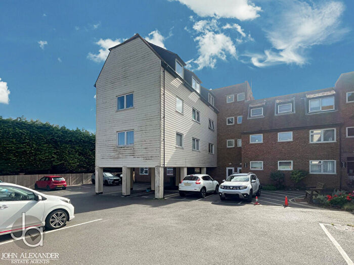 3 Bedroom Flat For Sale In Seaview Avenue, West Mersea, CO5