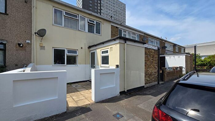 4 Bedroom Detached House For Sale In Rosher Close, London, E15