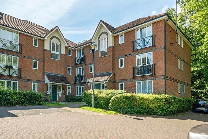 2 Bedroom Apartment For Sale In Shaw Park, Crowthorne, Berkshire, RG45