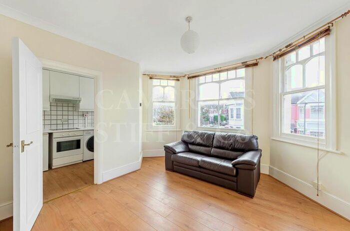 Studio To Rent In Melrose Avenue, London, NW2