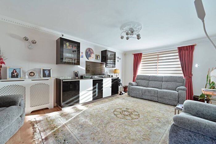 2 Bedroom Flat For Sale In The Cloisters, Bushey, WD23