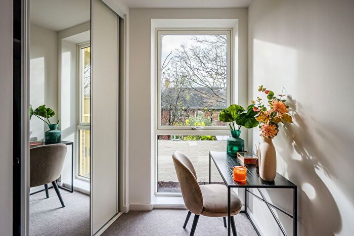 3 Bedroom Flat For Sale In London Road, Brentford, TW8