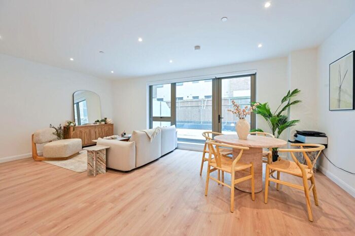 2 Bedroom Flat To Rent In Solomons Passage, Peckham Rye, London, SE15
