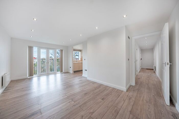 2 Bedroom Flat To Rent In Cottonham Close, London, N12