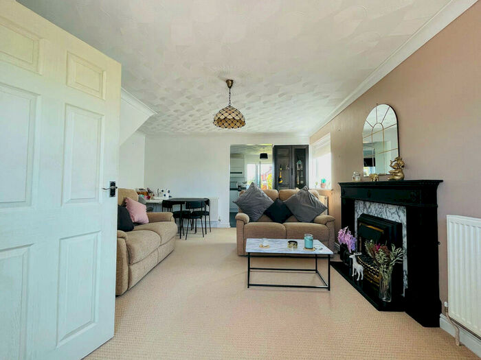 3 Bedroom Semi-Detached House To Rent In Trafalgar Road, Southampton, SO15