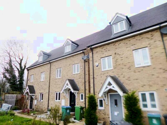 4 Bedroom House To Rent In Frelford Close, WD25