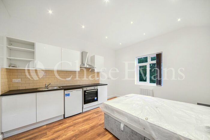 Studio To Rent In Larch Road, Cricklewood, London, NW2