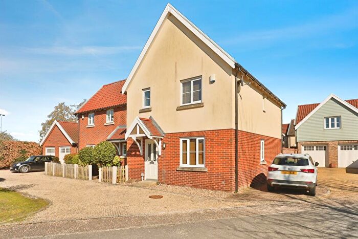 3 Bedroom Semi-Detached House For Sale In Larks Place, Dereham, NR20