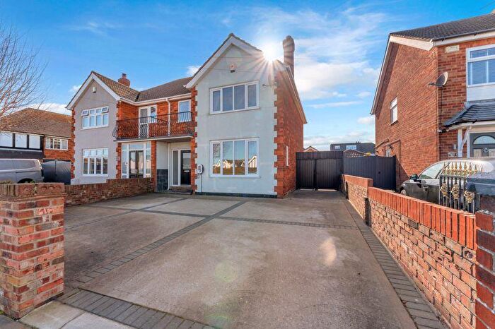 3 Bedroom Semi-Detached House For Sale In Bassett Road, Cleethorpes, DN35
