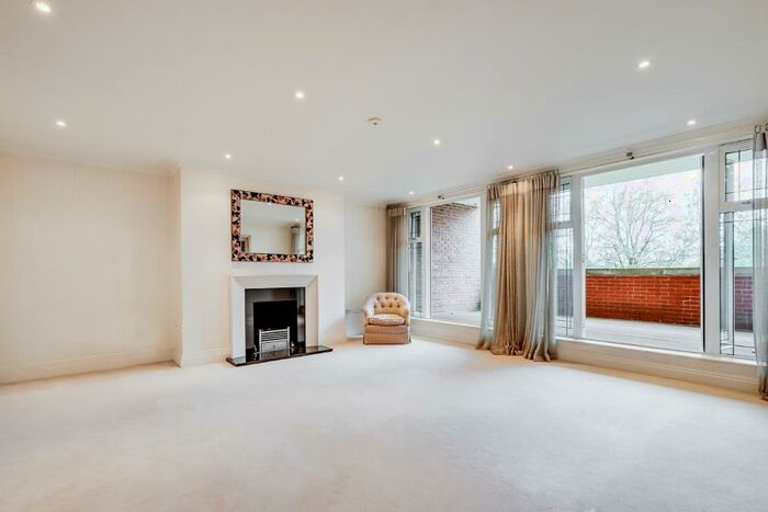 3 Bedroom Flat To Rent In Unwin Court, Beaumont Close, London, N2