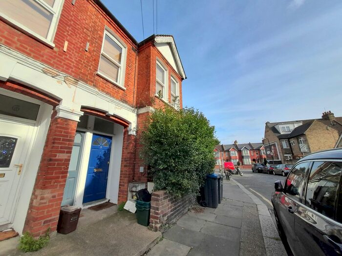 2 Bedroom Flat To Rent In College Road, Colliers Wood, SW19