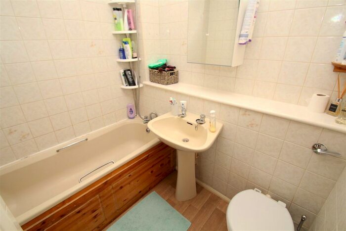 Studio To Rent In High Street, Yiewsley, West Drayton, UB7