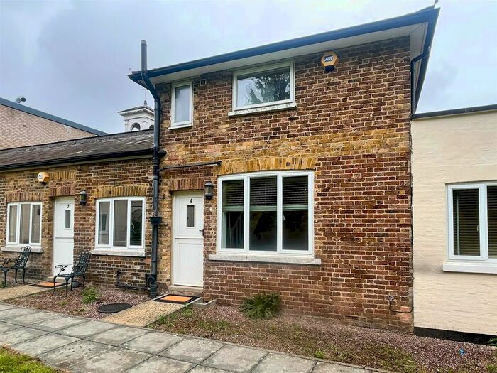 1 Bedroom Flat To Rent In Tower Cottages, Portsmouth Road, KT10