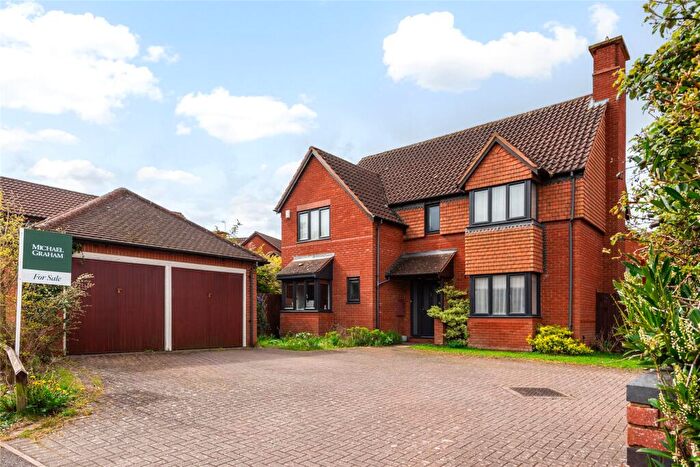 4 Bedroom Detached House For Sale In Linceslade Grove, Loughton, Milton Keynes, Buckinghamshire, MK5