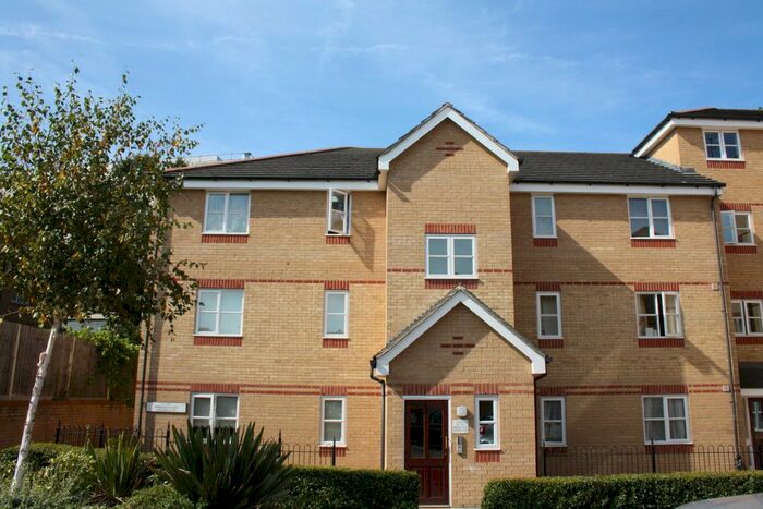 2 Bedroom Flat To Rent In Fernwood Court, Pickard Close, Southgate, N14