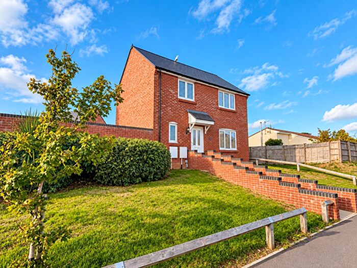 2 Bedroom Detached House For Sale In Orchard Way, Weymouth, DT4