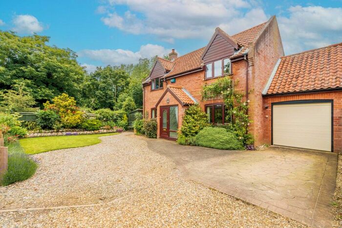 3 Bedroom Link Detached House For Sale In Blacksmiths Close, Wood Norton, NR20