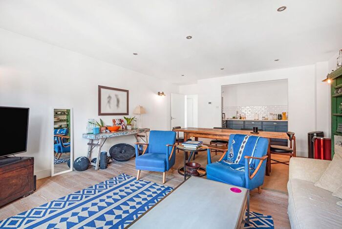 2 Bedroom Flat To Rent In Lion Court, Shand Street, SE1