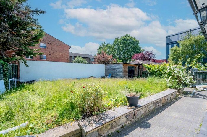 3 Bedroom Flat To Rent In Roehampton Vale, Roehampton, London, SW15