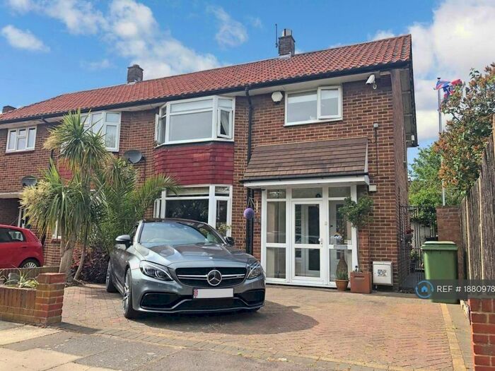 3 Bedroom Semi-Detached House To Rent In Northdown Gardens, Ilford, IG2
