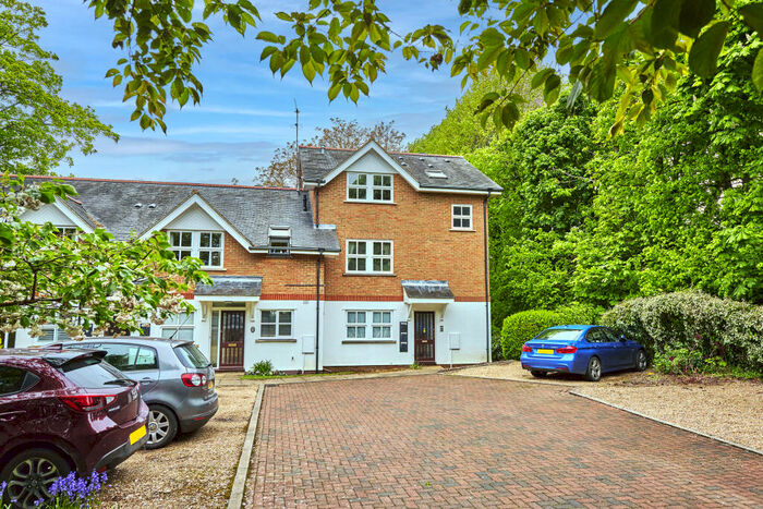 1 Bedroom Apartment To Rent In Poets Court, Milton Road, Harpenden, Herts, AL5