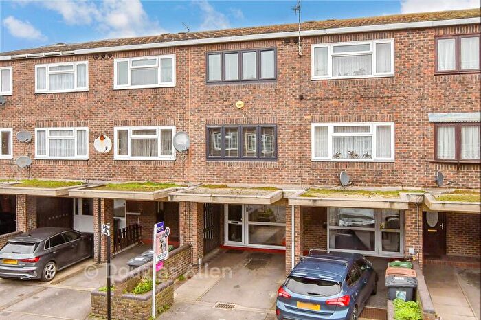 3 Bedroom Town House For Sale In Gramer Close, London, E11