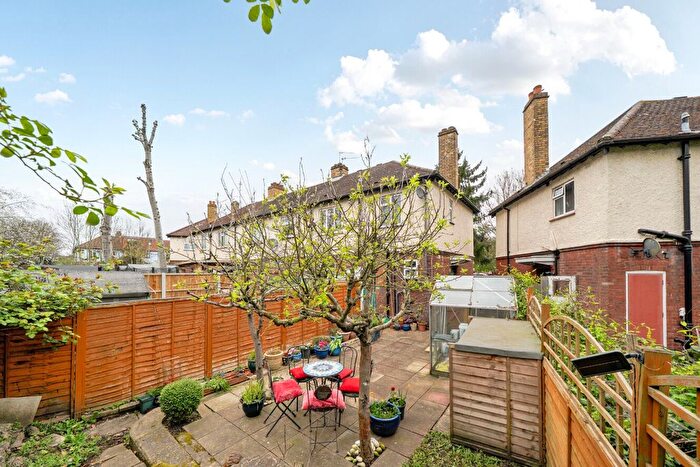 1 Bedroom Flat For Sale In Lionel Road North, Brentford, London, TW8