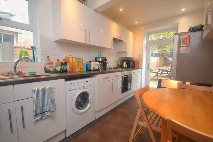 5 Bedroom Terraced House To Rent In Swainstone Road, Reading, RG2