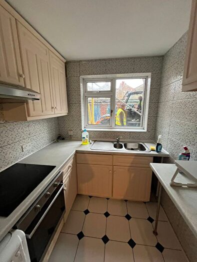2 Bedroom Flat To Rent In Pemberton Court, London, E1