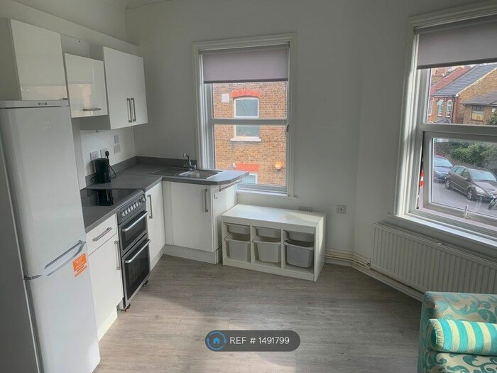 2 Bedroom Flat To Rent In Inwood Road, London, TW3