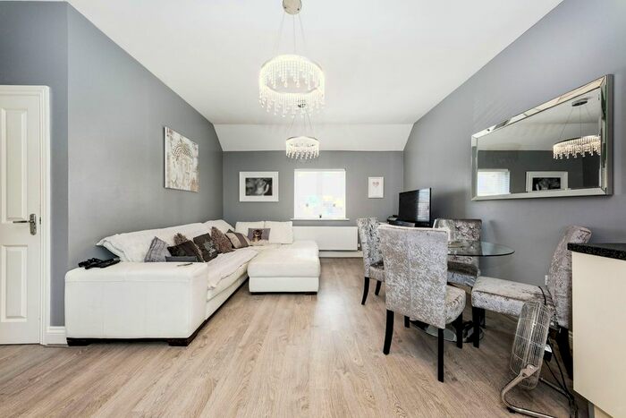 2 Bedroom Flat To Rent In Shearwater Drive, Jennett's Park RG12