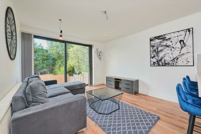 4 Bedroom Apartment To Rent In Hendon Way, NW4