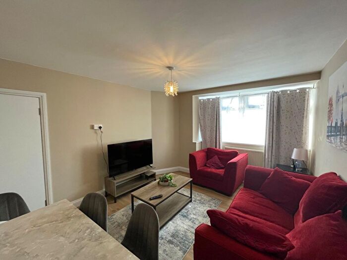 2 Bedroom Flat To Rent In Balmoral Drive, Hayes, UB4