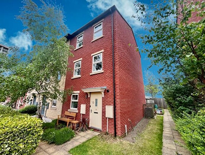 3 Bedroom Property To Rent In Holts Crest Way, Leeds, LS12