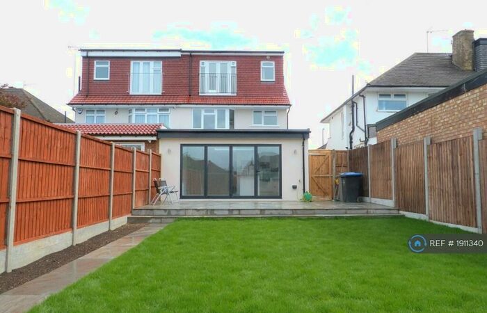 5 Bedroom Semi-Detached House To Rent In Branksome Way, Harrow, HA3