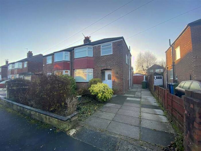 3 Bedroom Semi-Detached House To Rent In Newlyn Drive, Sale, M33