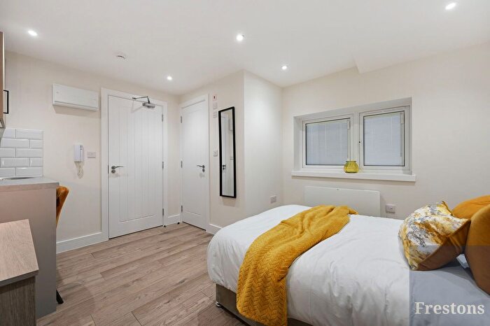 1 Bedroom Studio To Rent In Oakmere Avenue, Potters Bar, Hertfordshire, EN6