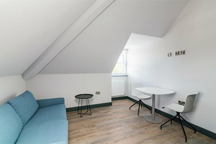 1 Bedroom Flat To Rent In Waverley Street, Nottingham, Nottinghamshire, NG7