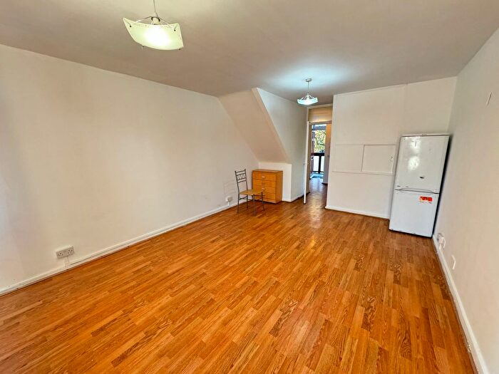 2 Bedroom Flat To Rent In Bow Road, London, E3