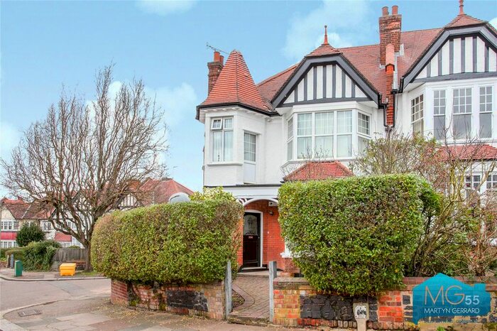 3 Bedroom Flat To Rent In Church Crescent, Finchley Central, London, N3