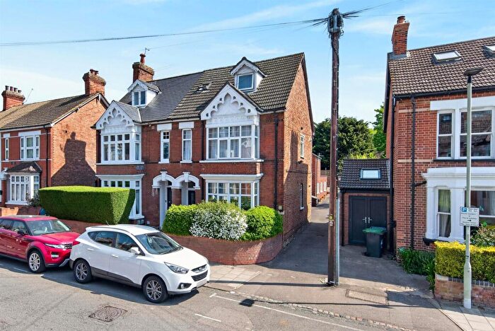 2 Bedroom Duplex For Sale In Foster Hill Road, Bedford, MK40