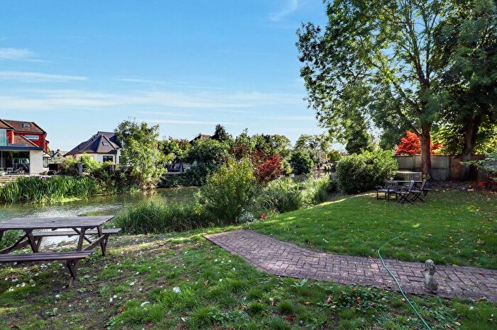 2 Bedroom Flat For Sale In Bridge Road, Kings Court Mews, KT8