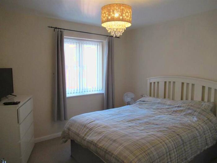 2 Bedroom Property To Rent In Woodside View, Middleton, Leeds, LS10