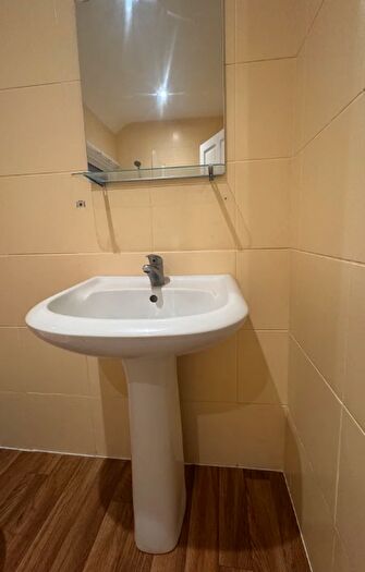 2 Bedroom Maisonette To Rent In Oak Tree Dell, Kingsbury London, NW9