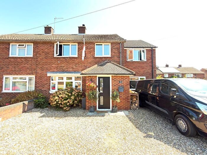4 Bedroom Semi-Detached House For Sale In Hyde Road, Caddington, Bedfordshire, LU1