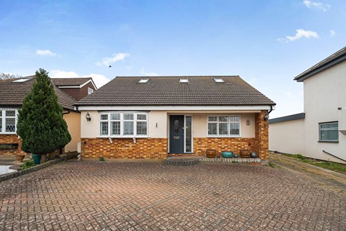 4 Bedroom Detached House For Sale In Wroxham Gardens, Enfield, EN2