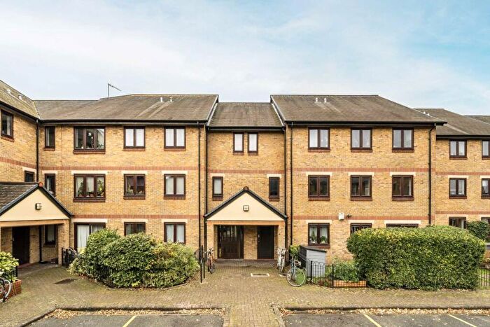 2 Bedroom Flat To Rent In Riverside Close, Clapton, E5