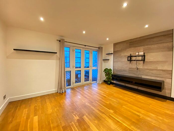 2 Bedroom Flat To Rent In Winnipeg Quay, Salford, M50