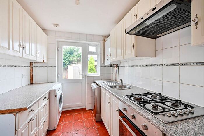 3 Bedroom Property For Sale In Hawthorn Close, Woking, GU22